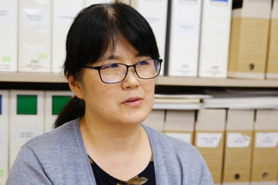 インタビューを受けるNPO法人「情報公開クリアリングハウス」の三木由希子理事長＝東京都新宿区で2024年8月6日、西夏生撮影