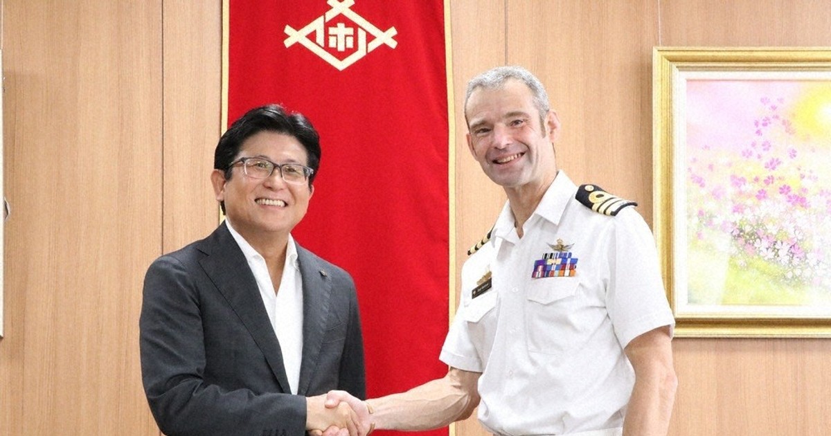 NZ海軍補給艦 艦長が市長を表敬訪問 佐世保寄港は初 ／長崎