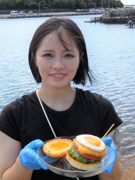 亡き母の思い胸に、25歳オーナーシェフが「角島オズバーガー」開店