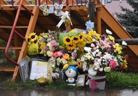 Flowers, stuffed toys and other items are left as offerings at the park where the body of Saaya Hirose was found, in the city of Asahikawa, Hokkaido, on Sept. 23, 2021. (Mainichi/Kengo Suga)