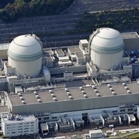 プルサーマル発電によるプルトニウム利用の計画量が減っている関西電力高浜原発の3号機、4号機＝福井県高浜町で2023年11月、本社ヘリから北村隆夫撮影