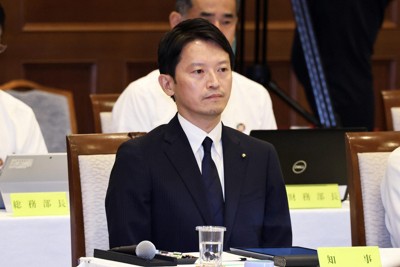 兵庫県議会で不信任決議案が全会一致で可決され、投票結果を聞く兵庫県の斎藤元彦知事＝神戸市中央区で2024年9月19日午後5時36分（代表撮影）