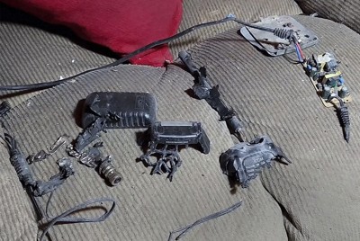 住宅の中で爆発した無線機（トランシーバー）＝レバノン東部バールベックで2024年9月18日、AP