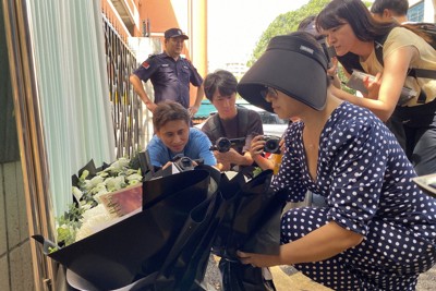 深圳日本人学校の門の前に献花する中国人女性＝中国広東省深圳市で2024年9月19日、岡崎英遠撮影