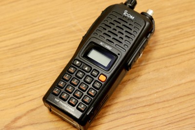 レバノンで爆発したものと同型とみられる無線機＝大阪市平野区で2024年9月19日午後3時31分、三村政司撮影