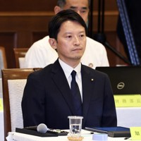 兵庫県議会で不信任決議案が全会一致で可決され、投票結果を聞く兵庫県の斎藤元彦知事＝神戸市中央区で2024年9月19日午後5時36分（代表撮影）