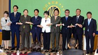 自民党総裁選の討論会で握手する立候補者たち。原発推進の自民党だが、エネルギー政策は各氏で微妙に異なる＝東京都千代田区の日本記者クラブで2024年9月14日（代表撮影）