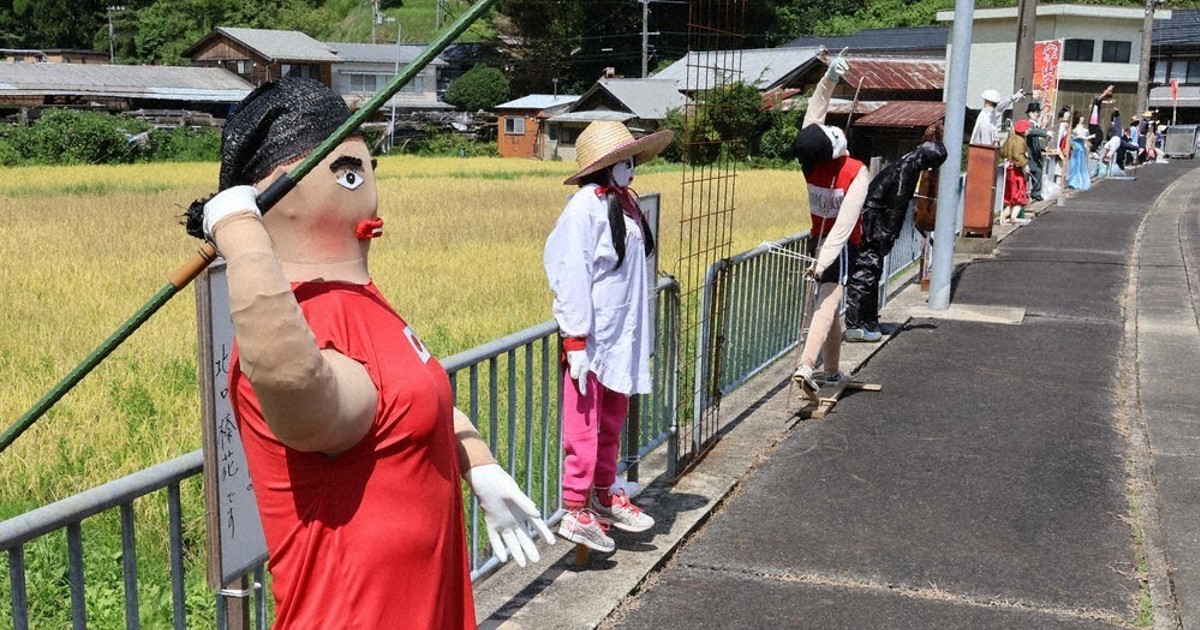 案山子まつり 田んぼの脇にメダリスト？ 御杖 ／奈良 | 毎日新聞