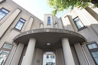 The entrance porch with a round roof is seen at the Onko Academic Society hall in Tokyo's Shibuya Ward on Nov. 26, 2021. (Mainichi/Akihiro Ogomori)