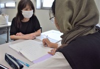 A female third-year junior high school student from Pakistan solves Japanese questions with one-on-one tutoring in Sanda, Hyogo Prefecture. (Mainichi/Kayo Inada)