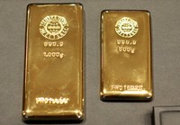 Tanaka Kikinzoku Kogyo gold bars are seen in Tokyo's Chuo Ward on Nov. 9, 2022. (Mainichi)