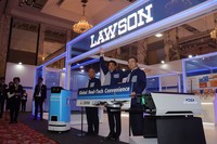 From left, Mitsubishi Corp. President Katsuya Nakanishi, Lawson Inc. President Sadanobu Takemasu and KDDI Corp. President Makoto Takahashi are seen during a press conference announcing their plans for convenience stores of the future, in Tokyo's Minato Ward on Sept. 18, 2024. (Mainichi/Yuka Kato)