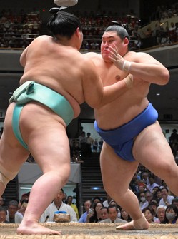 Onosato, right, grapples with Kotozakura on the 13th day of the Autumn Sumo Grand Tournament at Tokyo's Ryogoku Kokugikan on Sept. 20, 2024.(Mainichi/Toshiki Miyama)