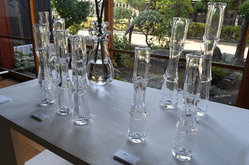 和の空間、ガラス美しく 伊藤さん作品展 赤井家住宅で23日まで 伊賀