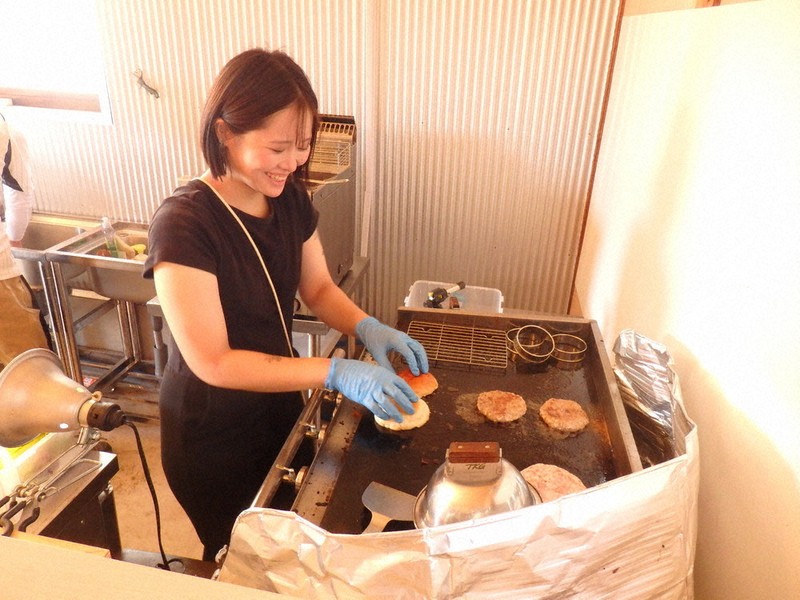 角島オズバーガー」オープン 亡き母に背中押され オーナーシェフ・尾崎