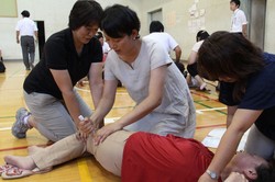 エピペンを投与するシミュレーション訓練を行う教諭ら＝東京都調布市立第六中で2013年8月29日午後4時8分、林奈緒美撮影