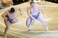 Onosato, right, defeats Hoshoryu on 14th day of the Autumn Grand Sumo Tournament at Ryogoku Kokugikan arena in Tokyo on Sept. 21, 2024. (Mainichi/Daisuke Wada)