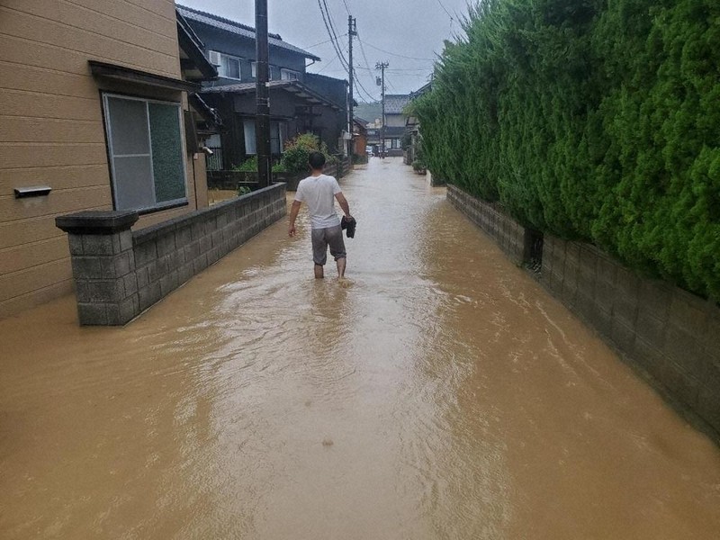 地震直後に逆戻り」 道寸断、濁流の橋渡り避難も 能登豪雨 | 毎日新聞