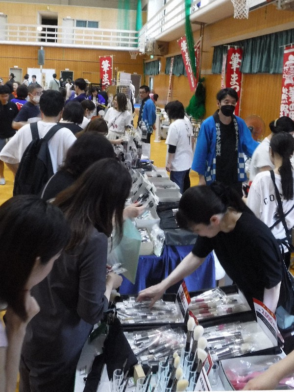 20畳の布に揮毫披露 筆文化継承へ「筆まつり」 広島・熊野 | 毎日新聞