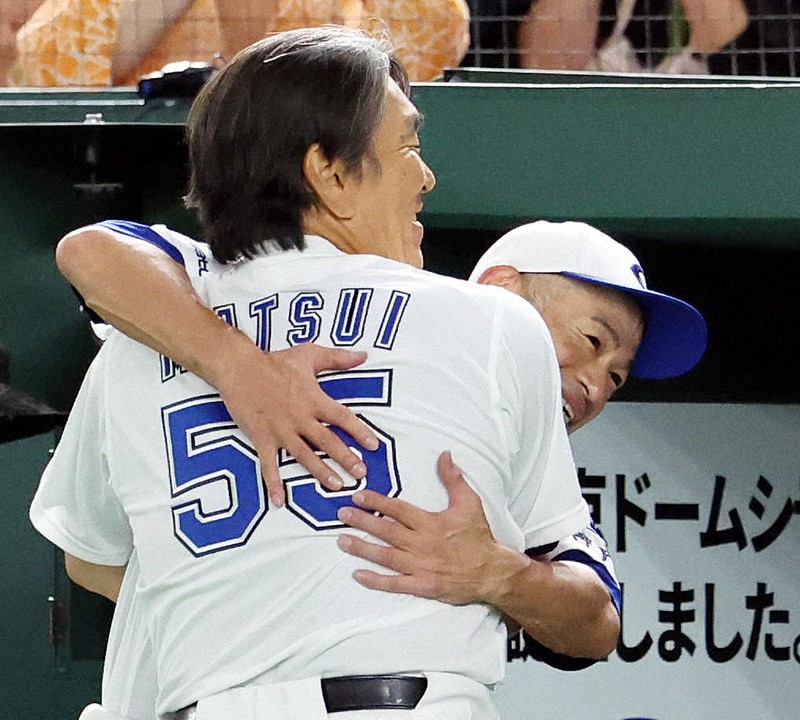 イチロー、松井、松坂が高校野球女子選抜と対戦 [写真特集2/27] | 毎日新聞