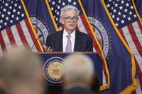 利下げ決定後の記者会見で話す米FRBのパウエル議長＝2024年9月18日、AP