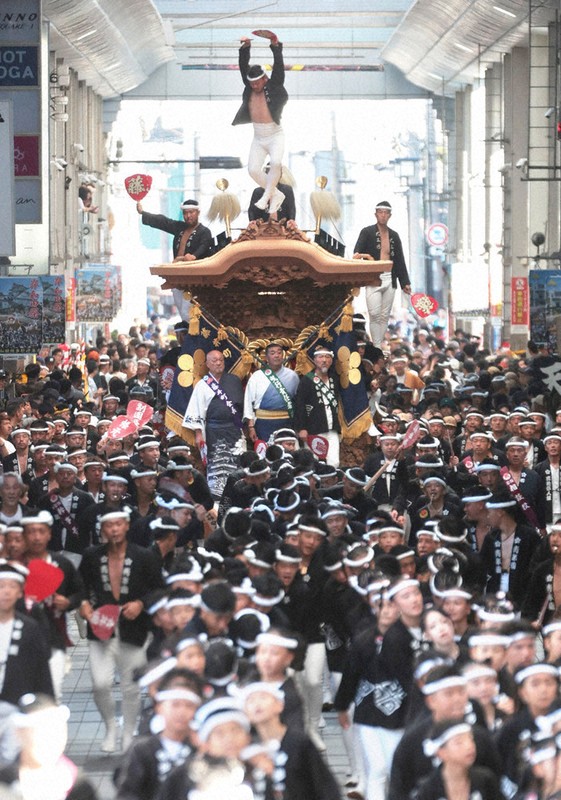 15歳のニュース 重さ4トン だんじり、豪快にかける 大阪・岸和田で祭り