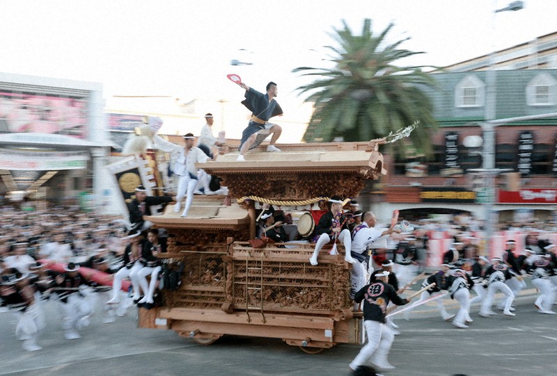 15歳のニュース 重さ4トン だんじり、豪快にかける 大阪・岸和田で祭り