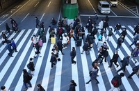 This unrelated file photo shows people crossing an intersection in Osaka's Kita Ward on Jan. 25, 2023. (Mainichi/Daiki Takikawa)