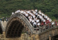 Iwakuni High School students stand on Kintai Bridge in a strength test of the structure in Iwakuni, Yamaguchi Prefecture, on Sept. 21, 2024. (Mainichi/Norio Oyama)