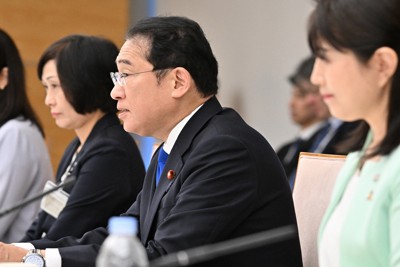 女性の職業生活における活躍推進プロジェクトチームの会合で発言する岸田文雄首相（中央）。右は矢田稚子・首相補佐官＝首相官邸で2024年6月5日、三浦研吾撮影