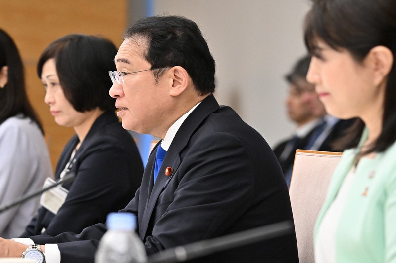 女性の職業生活における活躍推進プロジェクトチームの会合で発言する岸田文雄首相（中央）。右は矢田稚子・首相補佐官＝首相官邸で2024年6月5日、三浦研吾撮影