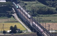 車両が分離した状態で線路上に停車する東北新幹線「こまち6号」（右下）と「はやぶさ6号」（左上）＝宮城県大崎市で2024年9月19日午前11時28分、玉城達郎撮影