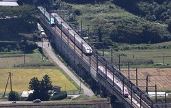 車両が分離した状態で線路上に停車する東北新幹線「こまち6号」（右下）と「はやぶさ6号」（左上）＝宮城県大崎市で2024年9月19日午前11時28分、玉城達郎撮影
