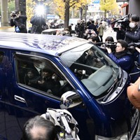 家宅捜索のため、清和政策研究会（安倍派）の事務所があるビルに入る東京地検特捜部の車＝東京都千代田区で2023年12月19日午後2時46分、藤井達也撮影