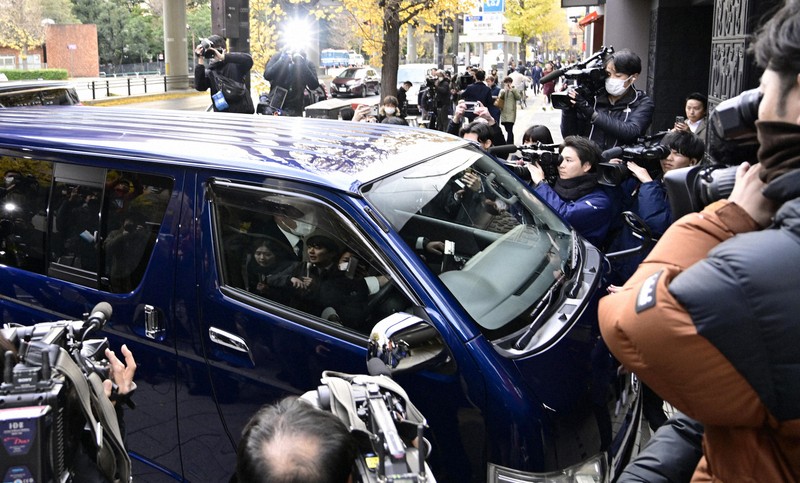 家宅捜索のため、清和政策研究会（安倍派）の事務所があるビルに入る東京地検特捜部の車＝東京都千代田区で2023年12月19日午後2時46分、藤井達也撮影