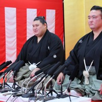 大関昇進の伝達式後、記者会見する大の里（左）と二所ノ関親方＝茨城県阿見町の二所ノ関部屋で2024年9月25日午前10時38分、長谷川直亮撮影