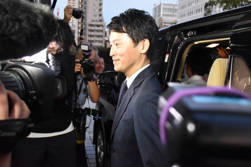 皆様のお力で戻ってきたい」 兵庫・斎藤知事、笑顔で県庁を去る | 毎日新聞