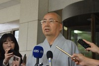 An individual close to Buseoksa Temple speaks to the press after the Supreme Court of Korea's ruling on Oct. 26, 2023, in Seoul. (Mainichi/Hirohiko Sakaguchi)