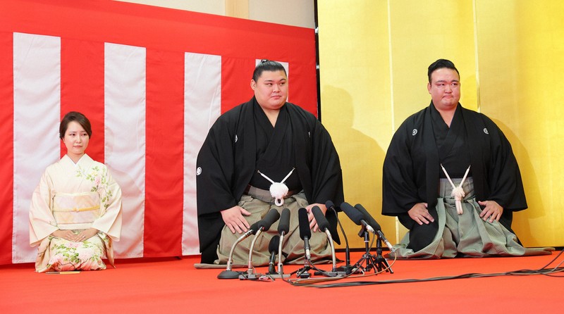 大関昇進を伝達された大の里（中央）。右は二所ノ関親方＝茨城県阿見町の二所ノ関部屋で2024年9月25日午前、長谷川直亮撮影