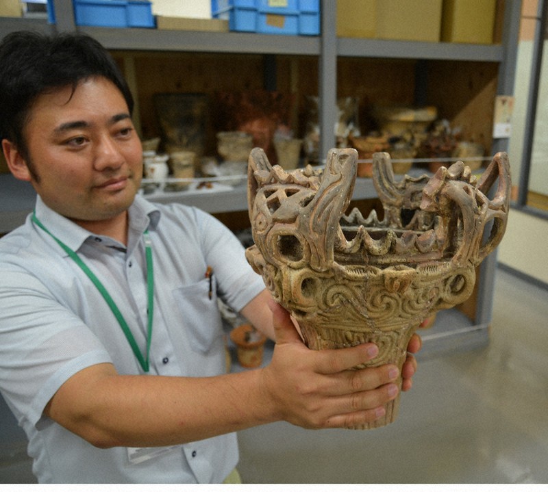 縄文土器 火焔型土器「本物」触って 縄文時代もっと身近に 艶と厚み、持ち運び