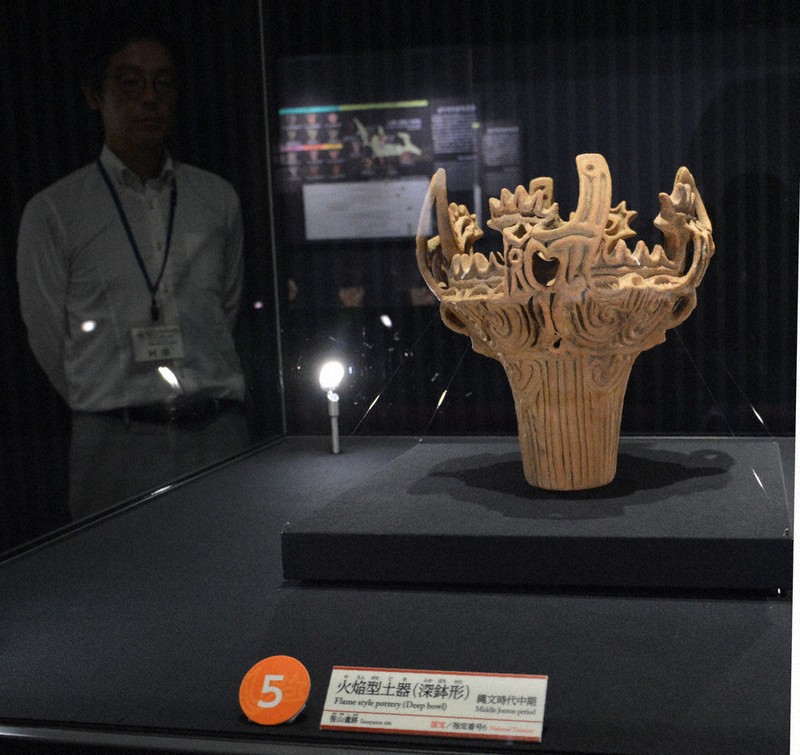 縄文土器 火焔型土器「本物」触って 縄文時代もっと身近に 艶と厚み、持ち運び