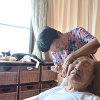 電動ひげそりで姉秀子さんにひげをそってもらう袴田巌さん。今も意思の疎通は難しい＝浜松市中央区で2024年8月23日午後2時10分、荒木涼子撮影