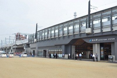 JR松山駅の新駅舎西口＝松山市で2024年9月28日、山中宏之撮影