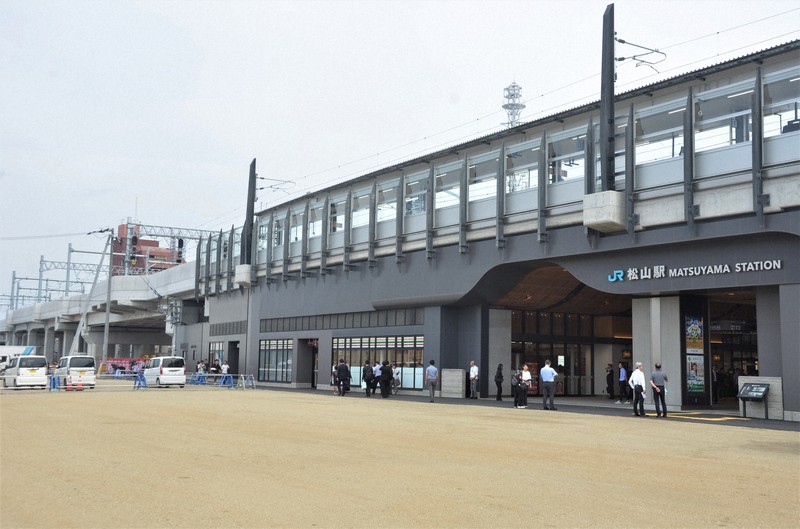 JR松山駅の新駅舎西口＝松山市で2024年9月28日、山中宏之撮影