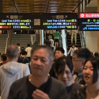 多くの人が行き交うJR松山駅新駅舎のコンコース＝松山市の同駅で2024年9月29日、山中宏之撮影