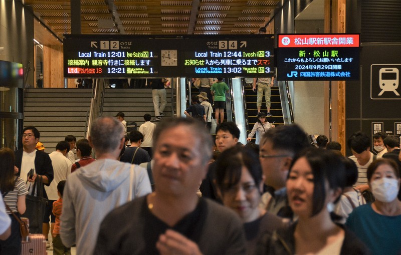 多くの人が行き交うJR松山駅新駅舎のコンコース＝松山市の同駅で2024年9月29日、山中宏之撮影