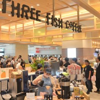 JR松山駅の新駅舎開業と同時に誕生した商業エリア「だんだん通り」＝松山市の同駅で2024年9月28日、山中宏之撮影