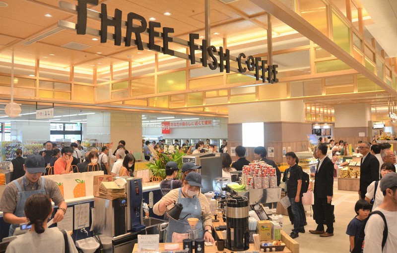 JR松山駅の新駅舎開業と同時に誕生した商業エリア「だんだん通り」＝松山市の同駅で2024年9月28日、山中宏之撮影