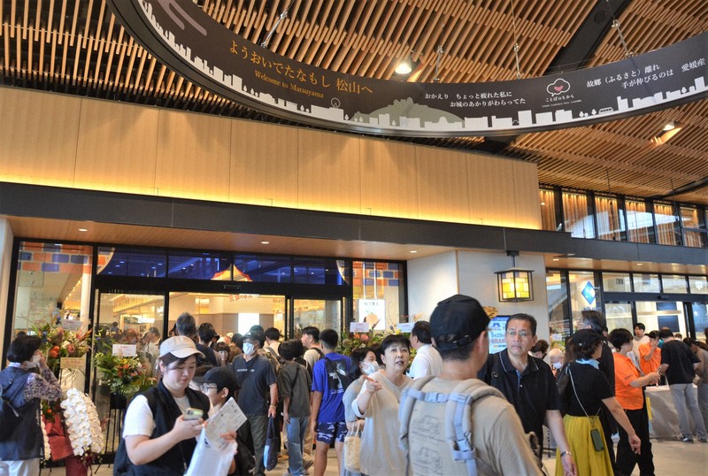 たくさんの人が行き交うJR松山駅新駅舎のコンコース。奥の新商業エリア「だんだん通り」も盛況だった＝松山市の同駅で2024年9月29日、山中宏之撮影