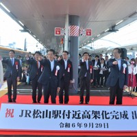 「新しい松山駅、出発進行！」と号令をかけるJR松山駅の野本明人駅長（左端）ら＝松山市の同駅で2024年9月29日、山中宏之撮影